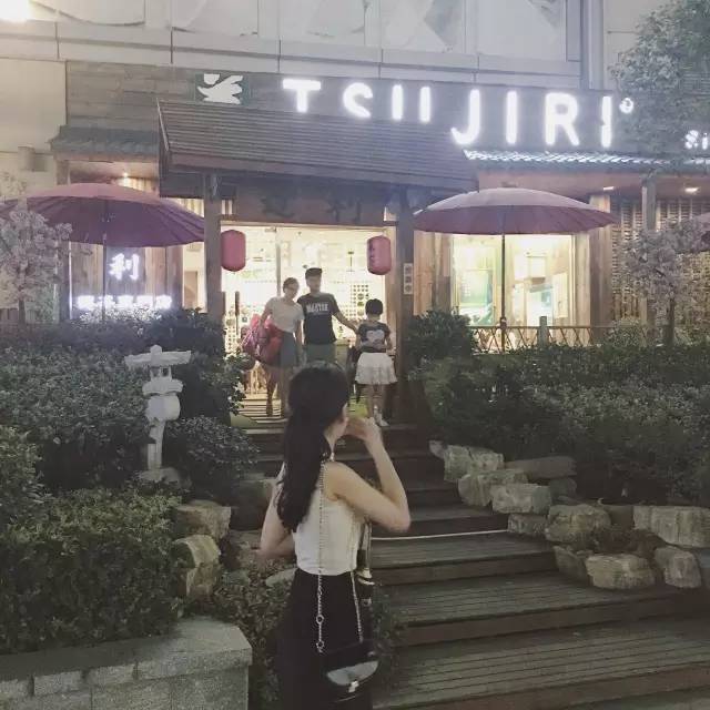 单身狗慎入！在上海，小伙谈恋爱要带女朋友去做……