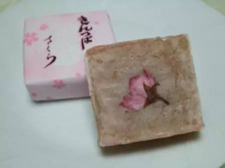 姑娘，我们一起去吃樱花吧！春日24款樱花限定小食已上线！