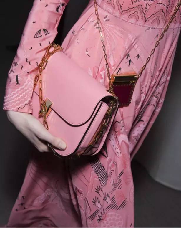 穿不错｜纵使包包数千万独爱一只链条包