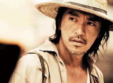 十年龙套一朝逆袭，这就是星爷出道35年的成神之路