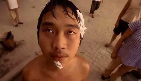 十年龙套一朝逆袭，这就是星爷出道35年的成神之路