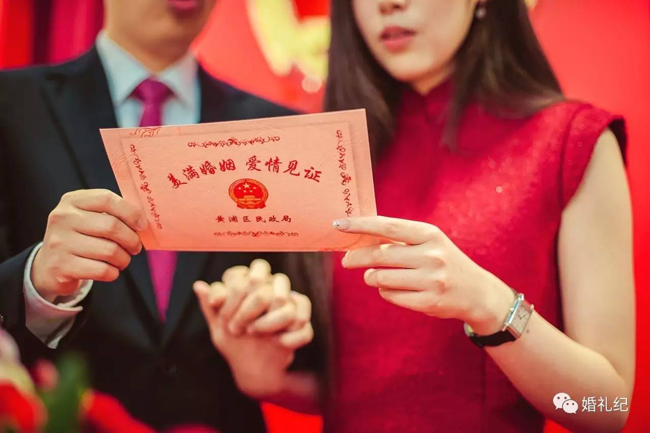 在朋友圈晒领证的那张照片，千万别学大s和奶茶妹妹！