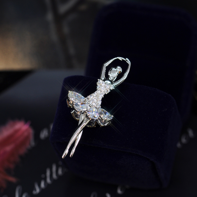 嘿，你的胸针闪到我了