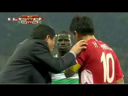 爆笑足球那些事原来门将是这样练习扑救的吃饭喝水着慎点