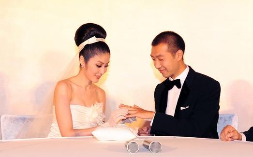 幸福不在乎是否嫁给初恋而在于是否嫁给爱情，陈赫和他就没做到