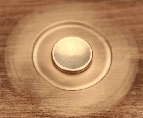 这个“陀螺”，是时下最火热的手中玩物