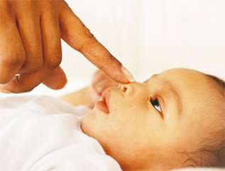 不要给宝宝捏鼻梁,宝宝鼻子不通气经常给宝宝揉鼻子