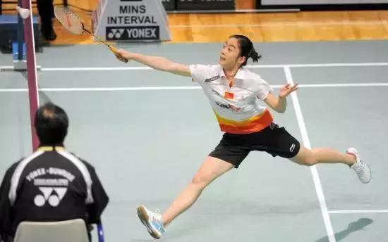 羽毛球球还没过线可以扑球吗,羽毛球双打扑球出界怎么办