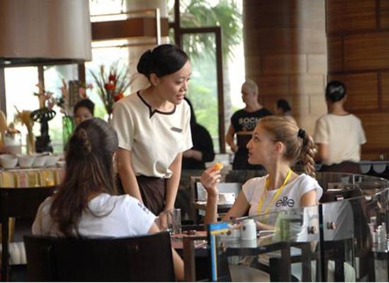 服务员不谨慎将汤汁洒到客人身上，要怎么样才能迅速补救？