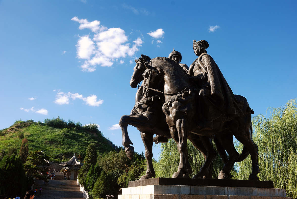 盗墓贼偷取敖包下的祭品不料却被永远留在里面