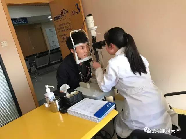 体育名嘴选择天津爱尔，全飞秒术前检查直播引万人关注