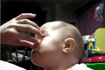 不要给宝宝捏鼻梁,宝宝鼻子不通气经常给宝宝揉鼻子