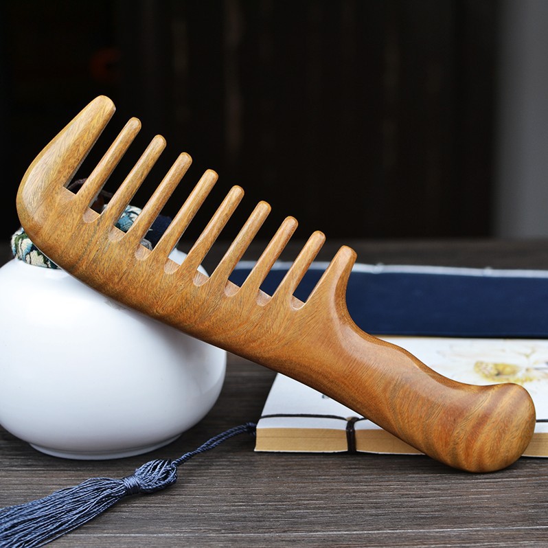 方便打理毛躁头发的梳子,梳子沾满头发