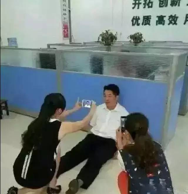 三星手机如何拍一寸证件照电子版,如何自己用手机拍出好看的证件照