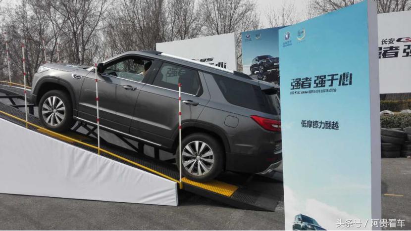 q25汽车钥匙上的小铁片有什么作用,汽车钥匙上面的小铁片是什么东西