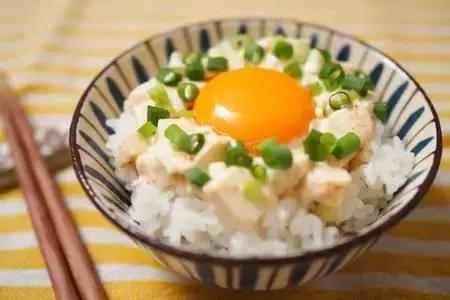 她早餐吃了一个三明治英文,她早餐吃了许多蔬菜和水果英语