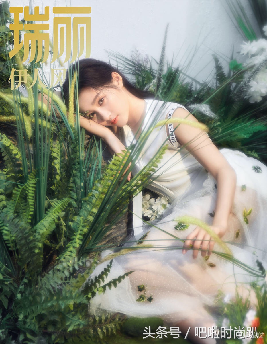 关晓彤和谁撞衫,关晓彤刘亦菲穿纱裙