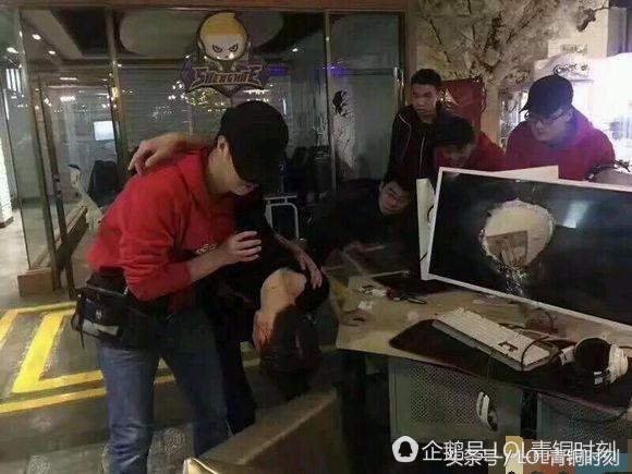 在网吧把显示屏砸了咋办,网吧一小伙头撞显示器