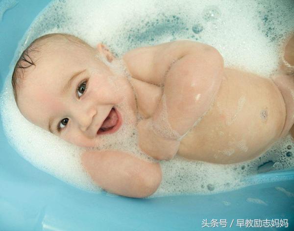 新生儿洗澡后一直哭闹怎么回事,2个月的宝宝怎样洗澡减少哭闹