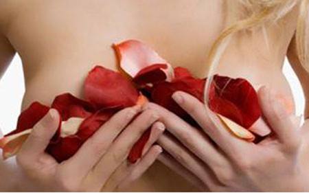 女生胸上有增生结节怎么回事,男性胸部摸到很多结节