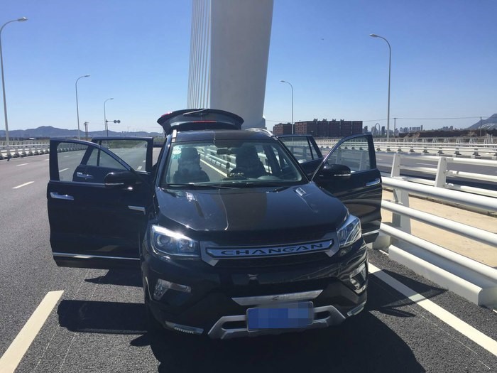 新款长安cs751.8t提车作业,长安cs751.4t豪华版用车成本参考