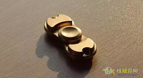 这个“陀螺”，是时下最火热的手中玩物