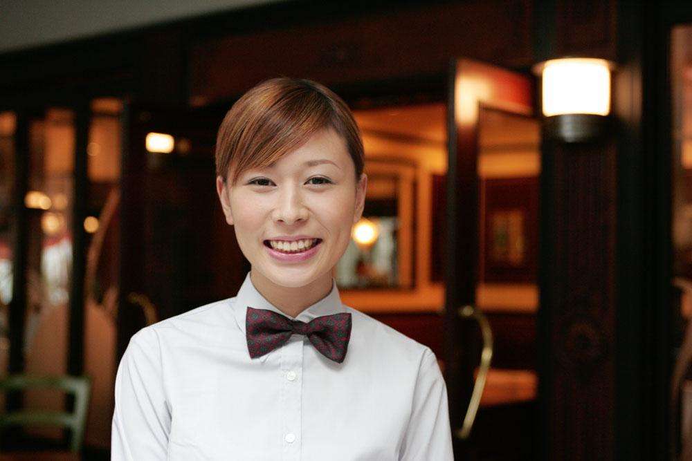 服务员不谨慎将汤汁洒到客人身上，要怎么样才能迅速补救？