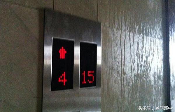 屋内墙根冒水是什么原因,墙壁回南天冒水怎么处理