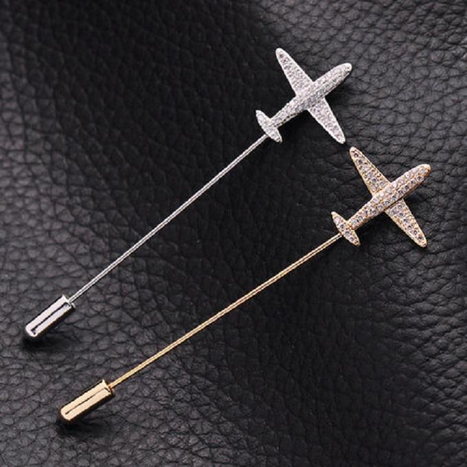 嘿，你的胸针闪到我了