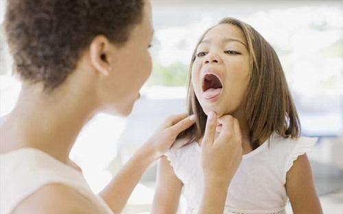 被鱼刺卡到喉咙怎么应急处理,1岁宝宝卡鱼刺应急处理