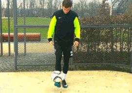 足球基本功端球加胸部停球,足球脚底接反弹球停球技术