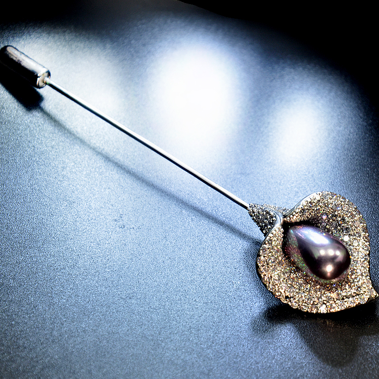 嘿，你的胸针闪到我了