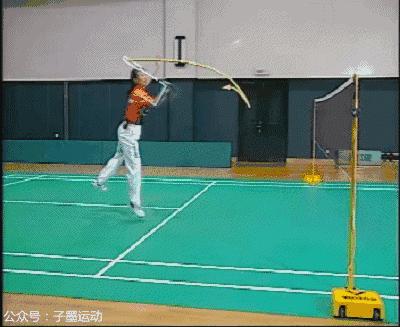 羽毛球球还没过线可以扑球吗,羽毛球双打扑球出界怎么办