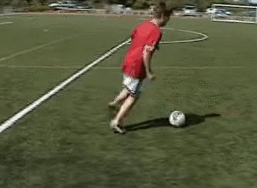 实用的转身过人足球,足球一对一简单过人技巧