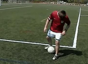 实用的转身过人足球,足球一对一简单过人技巧