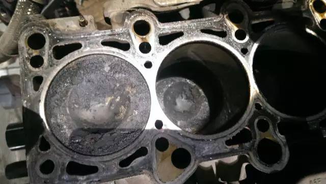 车排气管有黑碳,排气口黑就是有积碳