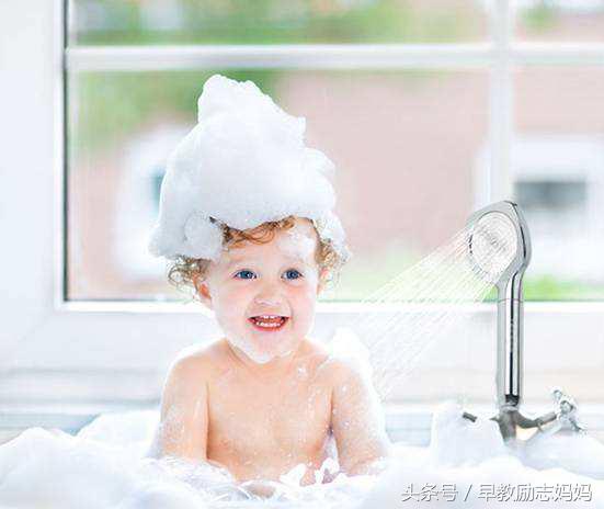 新生儿洗澡后一直哭闹怎么回事,2个月的宝宝怎样洗澡减少哭闹