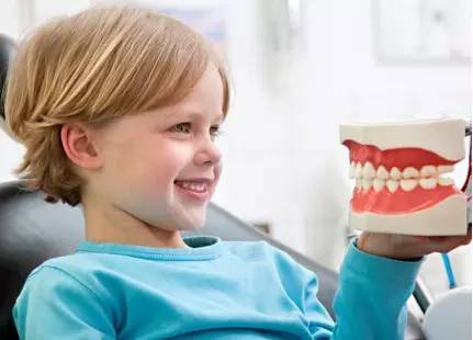 牙齿上有黑点刷不掉怎么回事,2岁宝宝牙齿上黑点刷不掉怎么办