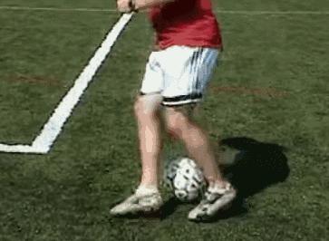 实用的转身过人足球,足球一对一简单过人技巧