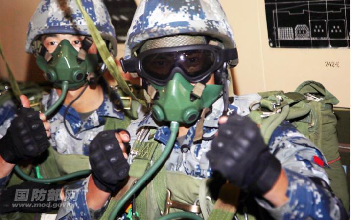 伞兵跳伞后直升机怎么处理,战争中伞兵着陆后降落伞怎么处理