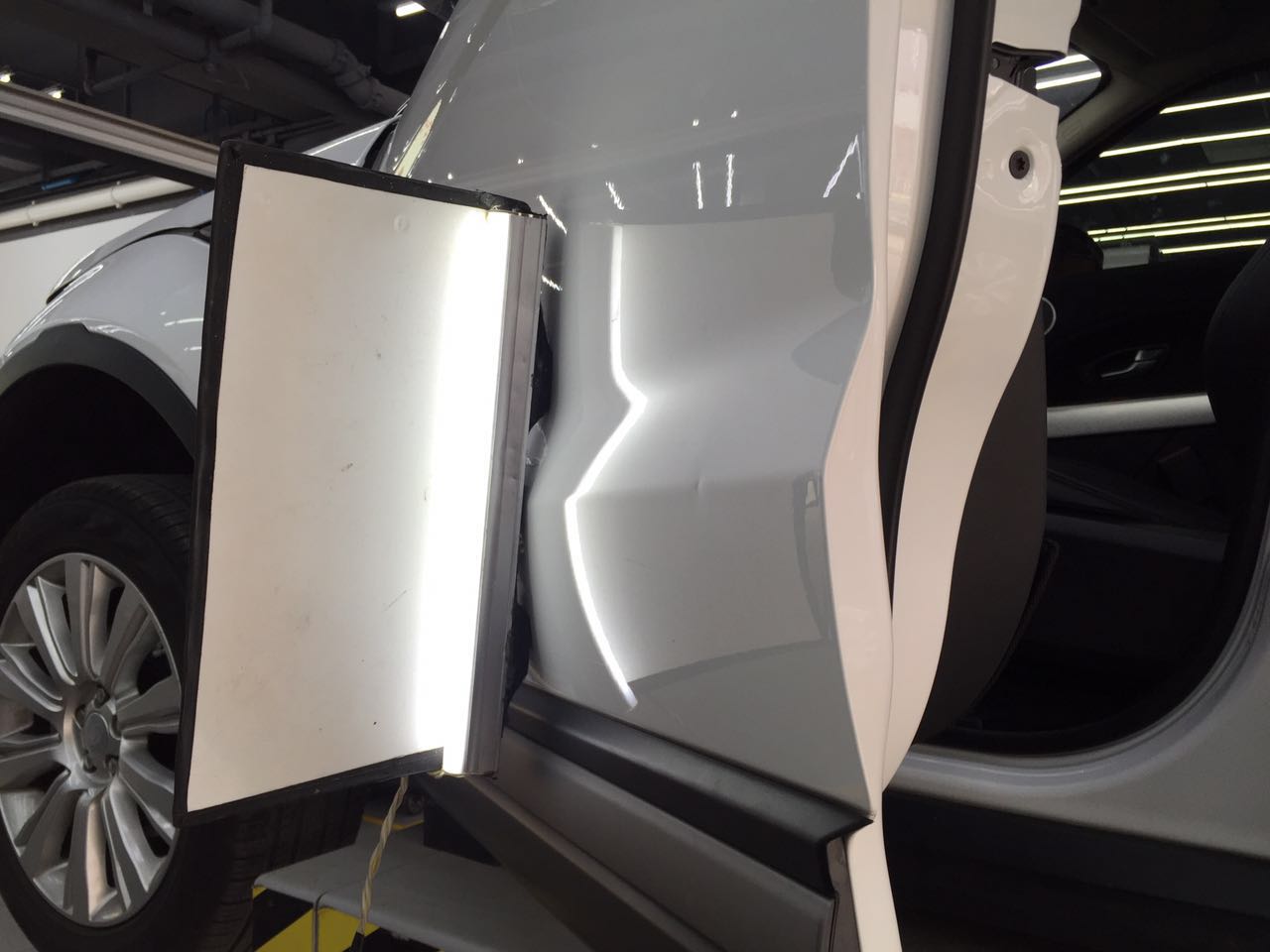 路虎极光修凹陷掉漆,新款路虎极光车门凹陷修复