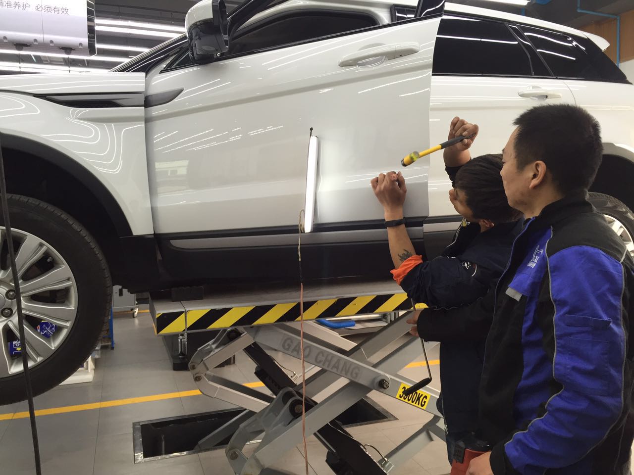 路虎极光修凹陷掉漆,新款路虎极光车门凹陷修复