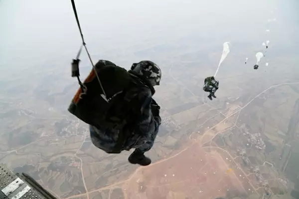 伞兵跳伞后直升机怎么处理,战争中伞兵着陆后降落伞怎么处理