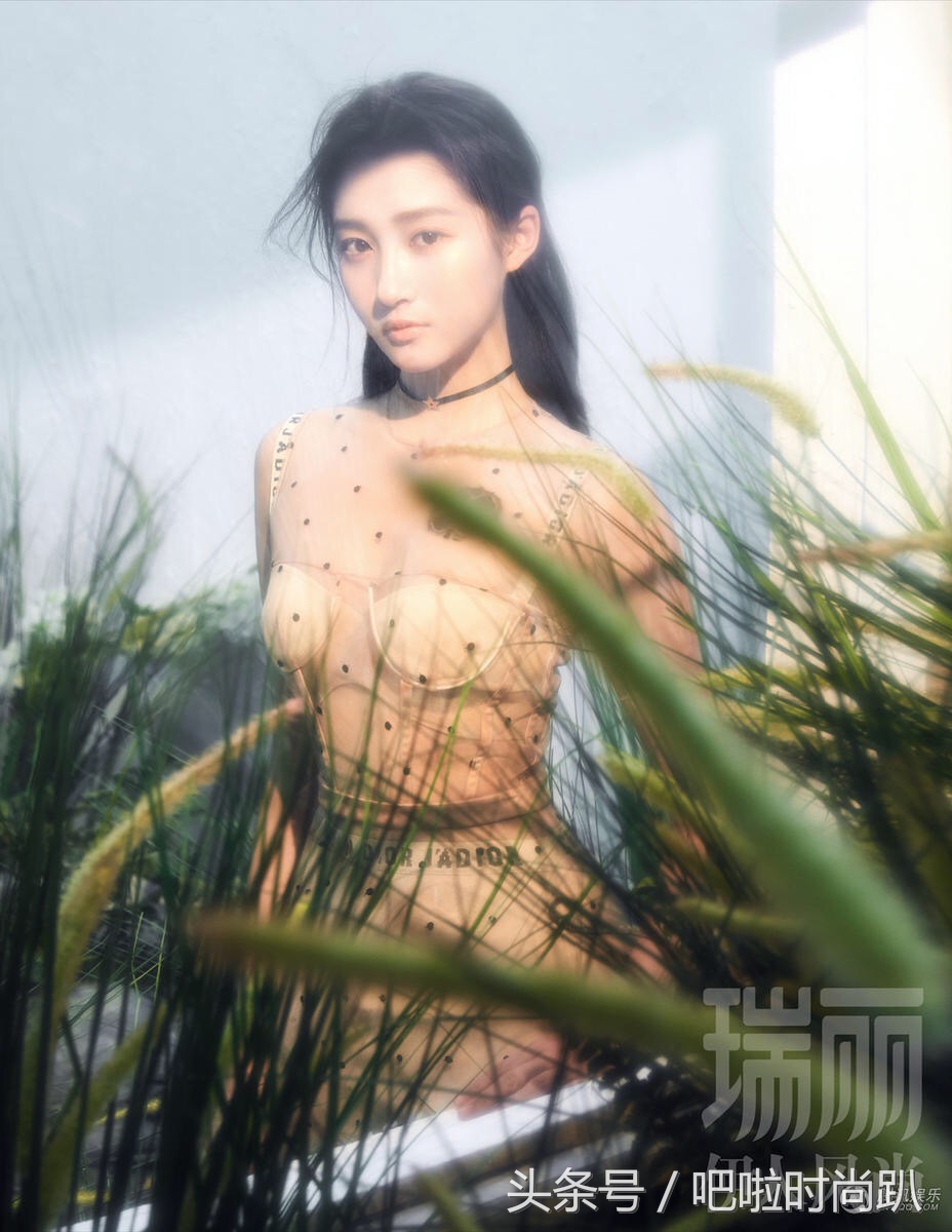 关晓彤和谁撞衫,关晓彤刘亦菲穿纱裙