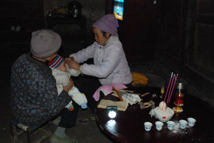 路过坟地第二天感冒了,路过坟地回家发烧怎么回事