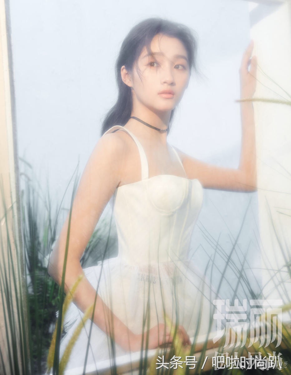关晓彤和谁撞衫,关晓彤刘亦菲穿纱裙