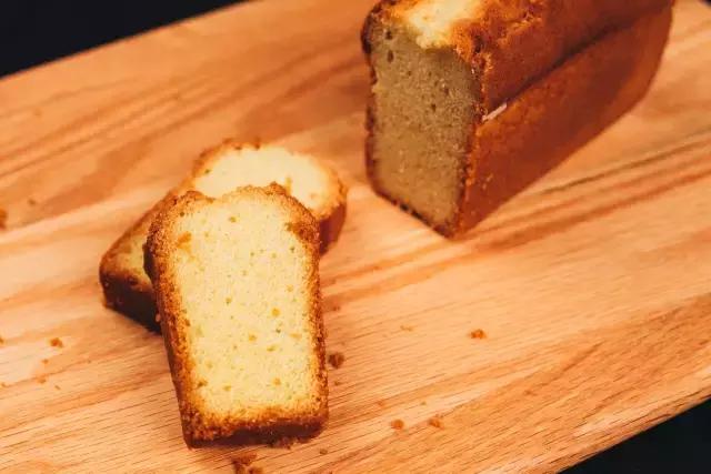 她用只卖7天的芝士条征服明星，如今带着纯手工的磅蛋糕降临魔都