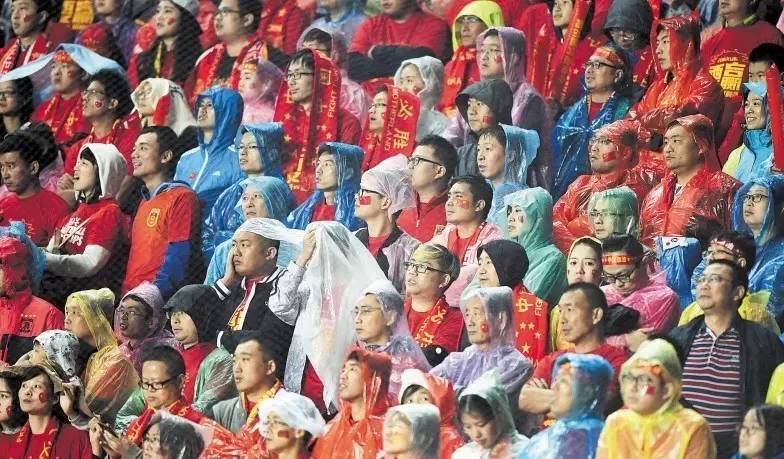 我省了原本付给黄牛的2000块，去买中国队赢