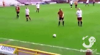 足球搞笑GIF（3）：老兄，你得关注点啊，几万人在看球赛呢