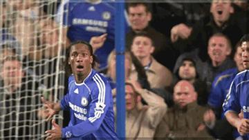 足球搞笑GIF（3）：老兄，你得关注点啊，几万人在看球赛呢